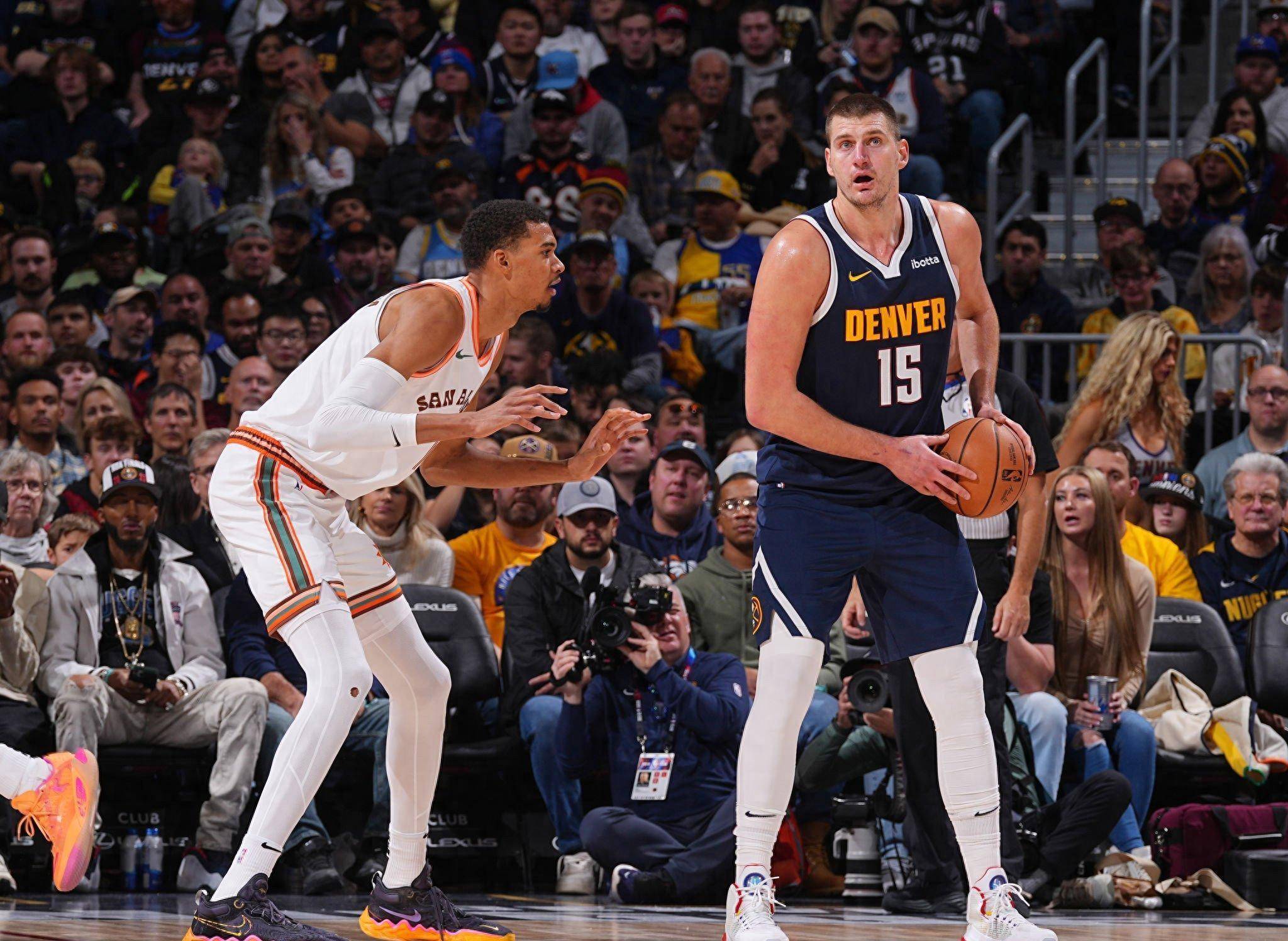 马刺大将遭遇恶意犯规球迷展开抗议行动的简单介绍