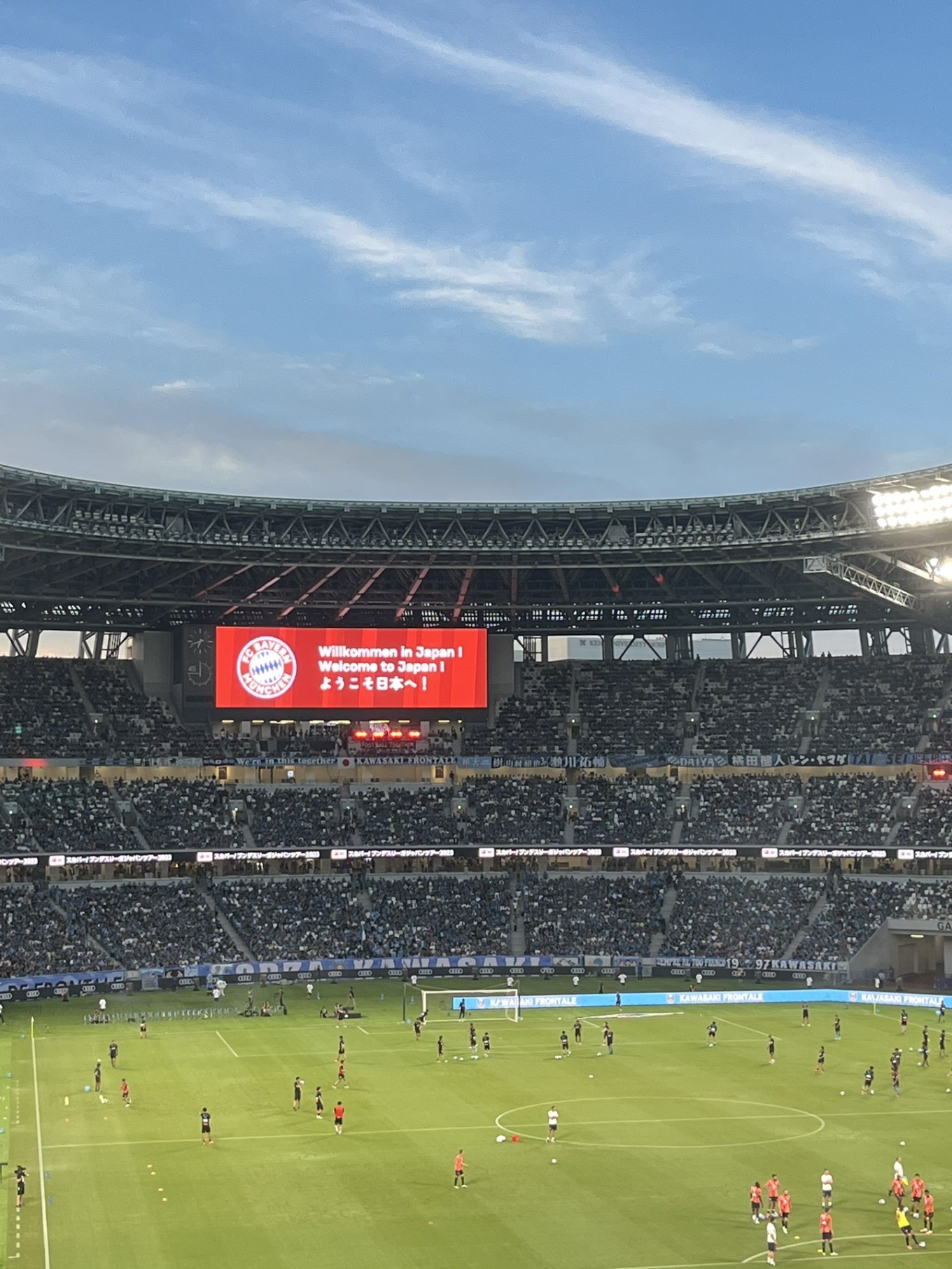 拜仁慕尼黑球迷热情高涨，声势浩大(全场球迷高喊佩德里)