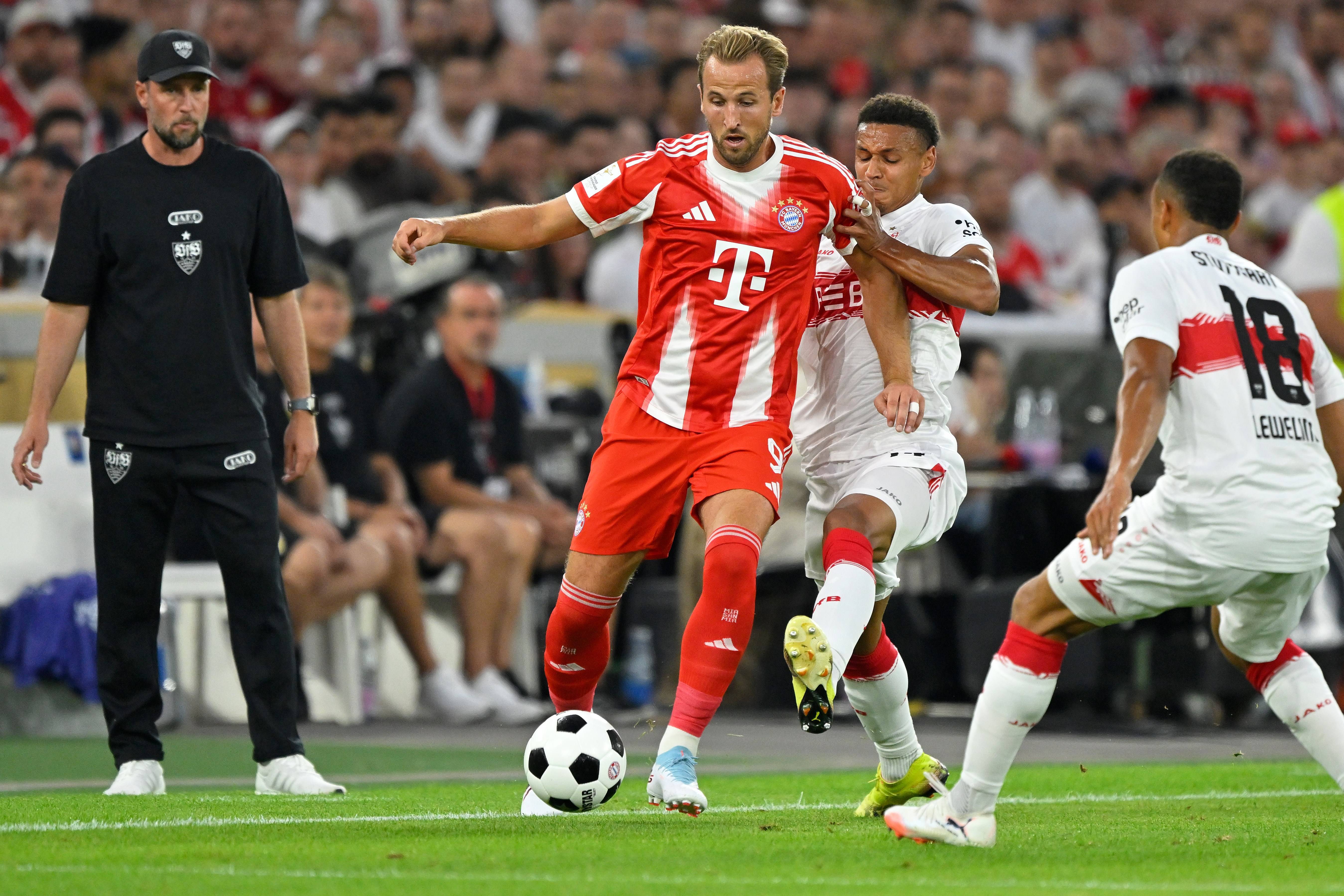 拜仁慕尼黑球迷热情高涨，声势浩大(全场球迷高喊佩德里)